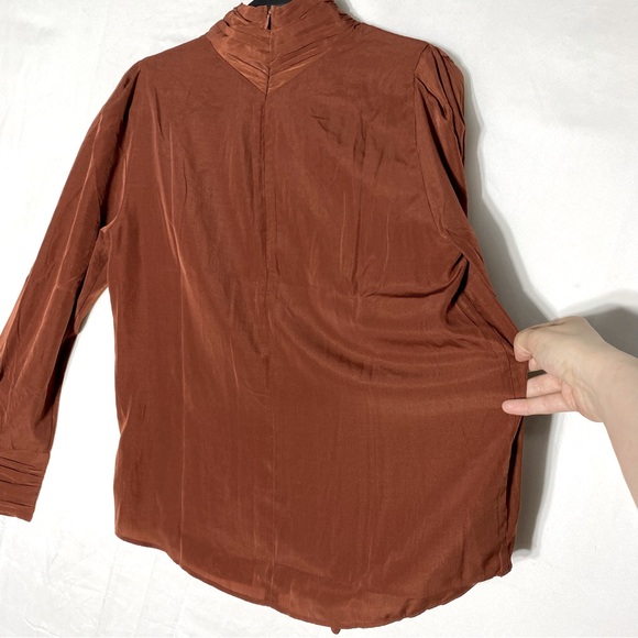 RW&CO. Rust Brown Long Sleeve Mock Neck Silky Blouse M - Picture 15 of 16